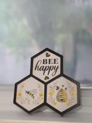 a be happy sign with bees and flowers on it at Espace Cozy - 2 bed in Longueuil