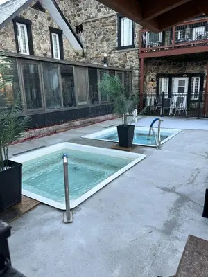 a swimming pool in front of a building at Le loft Orford Magog in Magog-Orford