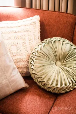 a pillow and a napkin sitting on a couch at Studio 21 charme et confort au coeur de Magog in Magog-Orford