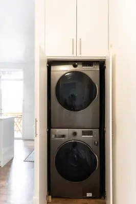 a microwave oven sitting inside of a kitchen at Appart lumineux et chaleureux in Montréal
