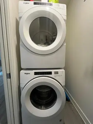 a washer and dryer with a washing machine at Appartement cozy et lumineux avec parking in Montréal
