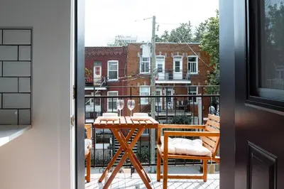 a balcony with a table and chairs on a balcony at Appartement cozy et lumineux avec parking in Montréal