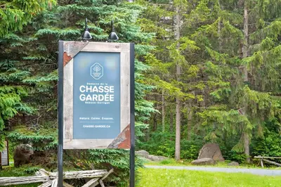 a sign for a cheese garden with trees in the background at Impérial du Domaine de la Chasse Gardée in Linière