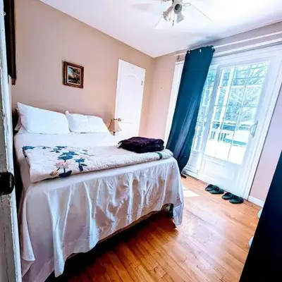Private roomC Fee parking 15min downtown