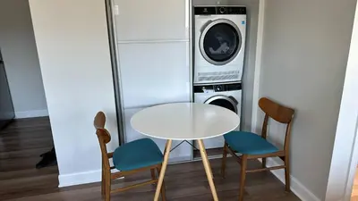 a white table and two chairs and a washing machine at Great view 1BDRM APTR in heart of Montreal DWTN in Montréal