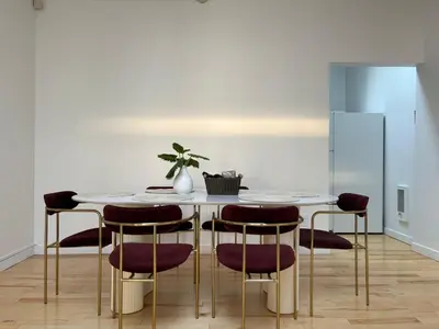 a dining room with a table and chairs at La Galerie Privée Luxe & Impeccable Stay in Montréal