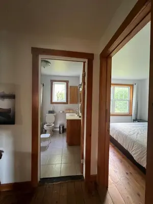 a bedroom with a bed and a bathroom at Simple de nature in Austin