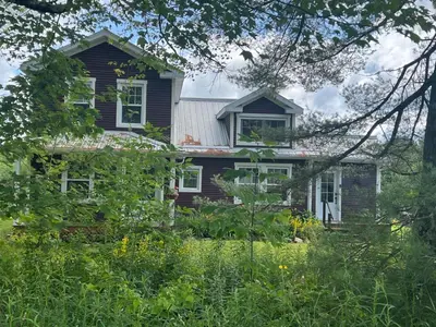 an old house in the middle of a field at Simple de nature in Austin