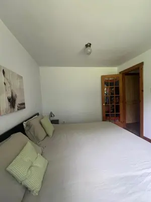 a bedroom with a large white bed in a room at Simple de nature in Austin