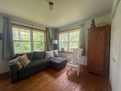 a living room with a couch and a chair at Simple de nature in Austin