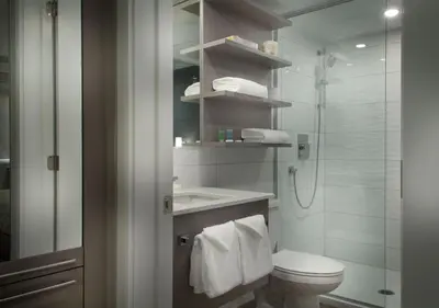 a bathroom with a toilet and a sink and a shower at Hôtel-Motel & Suites Idéal Montréal in Montréal