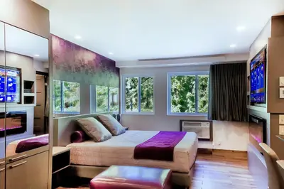 a bedroom with a large bed and windows at Hôtel-Motel & Suites Idéal Montréal in Montréal