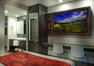 a bathroom with a large painting on the wall at Hôtel-Motel & Suites Idéal Montréal in Montréal