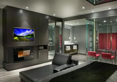 a living room with a couch and a tv at Hôtel-Motel & Suites Idéal Montréal in Montréal