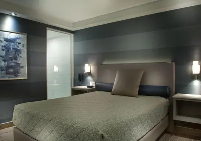 a bedroom with a bed and a walk in shower at Hôtel-Motel & Suites Idéal Montréal in Montréal