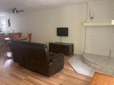 a living room with a couch and a television at le vétérans centrale in Lac-Mégantic