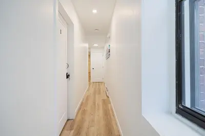 a hallway with white walls and a window at Chambre 2 - appartement 2 dans un appartement PARTAGÉ in Montréal