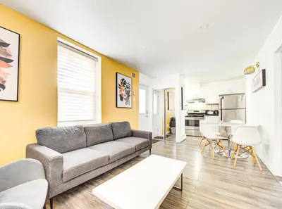 a living room with a couch and a table at Chic & spacieux 2 chambres à Griffintown in Montréal