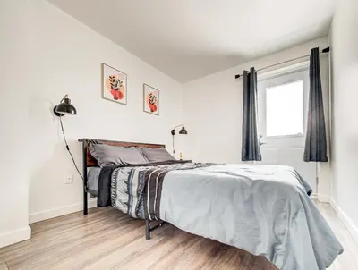 a bedroom with a bed and a window at Chic & spacieux 2 chambres à Griffintown in Montréal