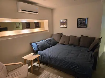 a living room with a bed and a couch at une retraite de qualité au niveau du jardin en centre-ville in Montréal