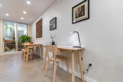 a home office with a desk and chairs at une retraite de qualité au niveau du jardin en centre-ville in Montréal