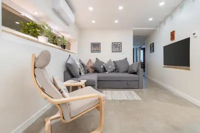 a living room with a couch and a tv at une retraite de qualité au niveau du jardin en centre-ville in Montréal