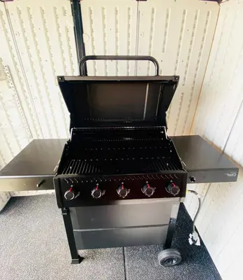 a black barbecue grill sitting on top of a table at Great Gaston in Longueuil