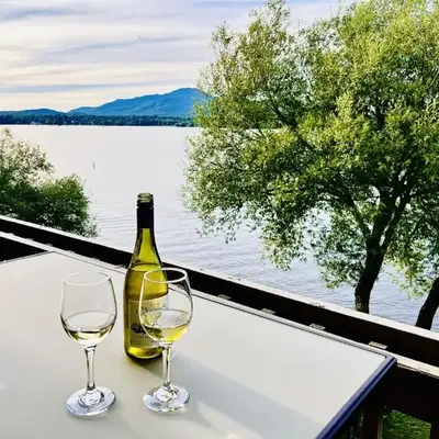 Lumineux condo au bord du lac