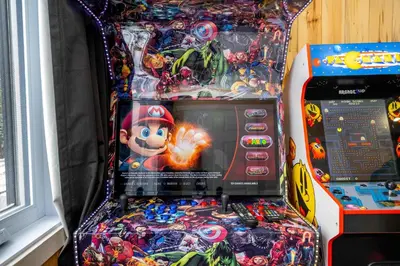 a toy claw machine with a toy mario game at Nature Spa & Lake Access - Le Maikel in Beauceville-Est