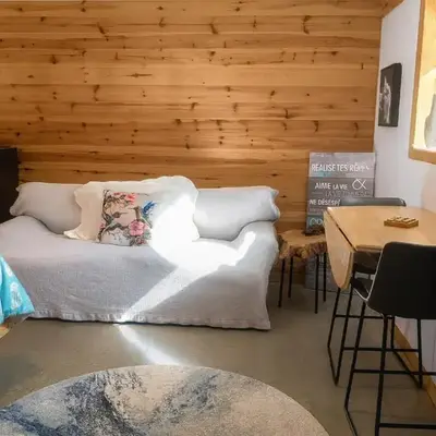 Private Hummingbird Room - Modern & Cozy