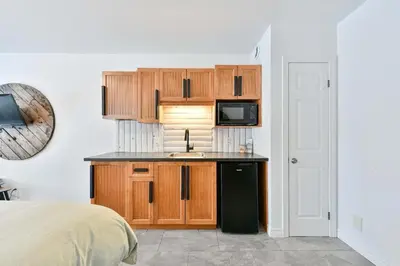 a small kitchen with a sink and a microwave at Studio à Val-Racine - Ciel étoilé, Mont-Mégantic in Notre-Dame-Des-Bois