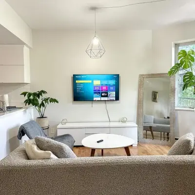 Chic & Fully Furnished 2-Bedroom Apartment in Prestigious Westmount