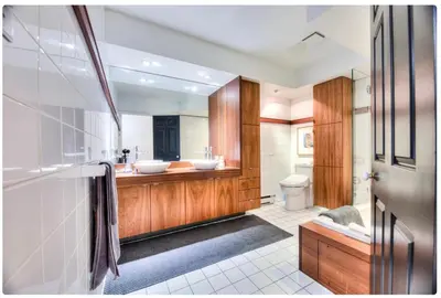 a bathroom with two sinks and a large mirror at Condo lumineux au cœur du Mile-end in Montréal
