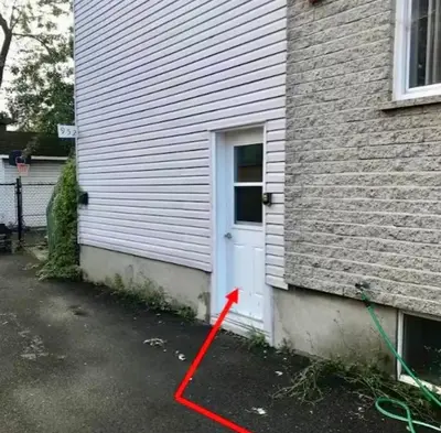a red arrow is next to a white door at Appartement au calme, à 15 min de Montréal in Longueuil