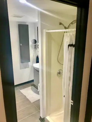 a bathroom with a shower and a sink at Appartement au calme, à 15 min de Montréal in Longueuil