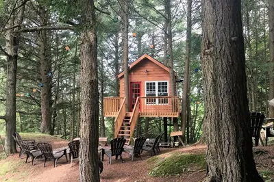 a tree house in the middle of the woods at House and treehouse near 2 ski resorts in Lac-Brome