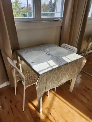 a table and chairs in a room with a window at Chambre Zen, Résidence paisible près de Montréal in Longueuil