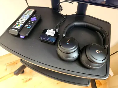 a table with a mouse and remote controls on it at Chambre Zen, Résidence paisible près de Montréal in Longueuil