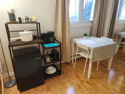 a room with a table and a table and a table and a table at Chambre Zen, Résidence paisible près de Montréal in Longueuil