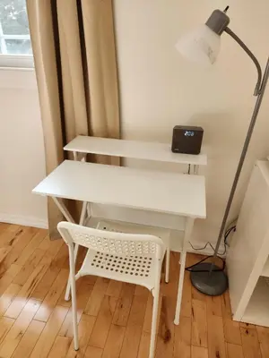 a white desk with a lamp and a chair at Chambre Zen, Résidence paisible près de Montréal in Longueuil