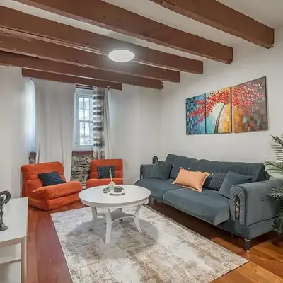 Spacious 2BR Downtown - Vintage Charm Sleeps 10