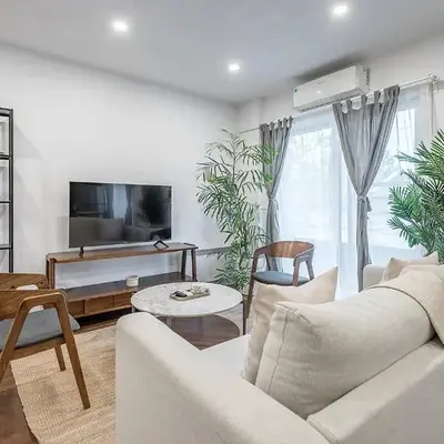 Modern 2BR - 2 Full Bathrooms - Trendy Location