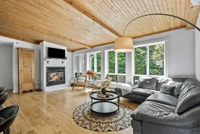 a living room with a couch and a fireplace at Lake - Spa - Pool Table - Chalet Ookpik in Potton