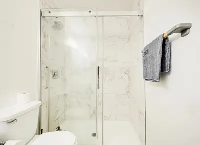 a bathroom with a shower and a toilet at Charmant 2BD in Montréal