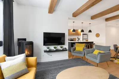 a living room with a fireplace and a tv at Magnifique Condo pour 4 à Orford in Magog-Orford