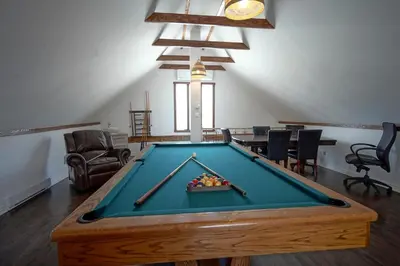 a room with a pool table in a room at Bashtina Inn and Spa in Saint-Césaire