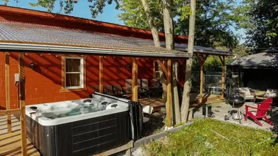 a hot tub in a yard next to a house at Bashtina Inn and Spa in Saint-Césaire