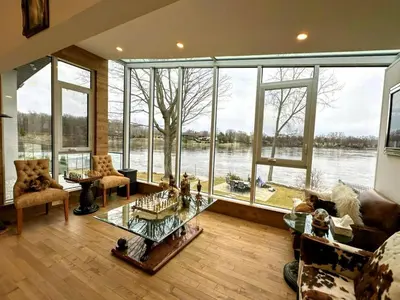 Gallery image of Aqua Luxury House on the Shore in Laval