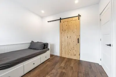 a bedroom with a bed and a wooden door at Séjour Coup de Cœur! Confort et emplacement idéal in Montréal