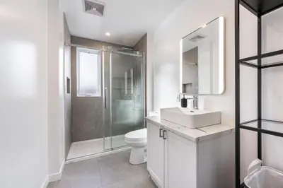 a bathroom with a shower and a sink and a toilet at Séjour Coup de Cœur! Confort et emplacement idéal in Montréal